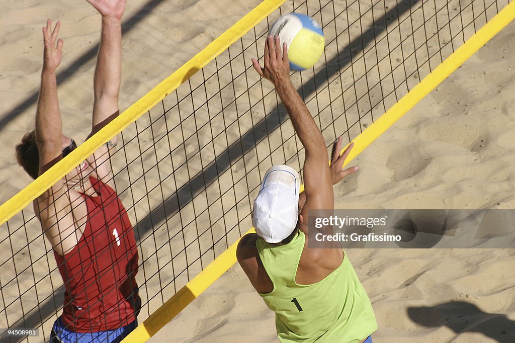 Beachvolley zwei Spieler duel in the net