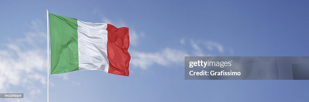 Bandiera italiana sopra cielo blu