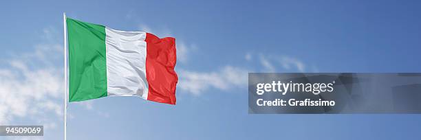 italian flag over blue sky - italian flag stockfoto's en -beelden