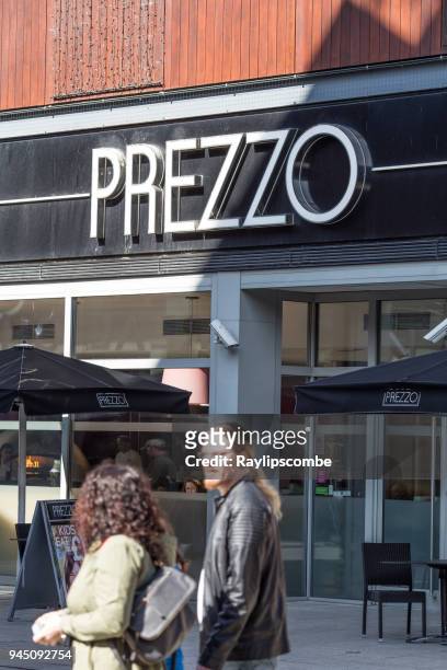 mensen lopen door een italiaans geïnspireerd restaurantketen genaamd 'prezzo', in het centrum van de stad van cheltenham. het eerste restaurant geopend op new oxford street, london in november 2000 - staples centre stockfoto's en -beelden