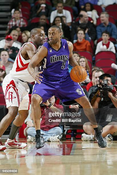 Kenny Thomas of the Sacramento Kings drives the ball against Carl Landry of the Houston Rockets during the game on November 21, 2009 at the Toyota...