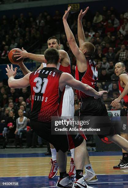 Linas Kleiza, #11 of Olympiacos Piraeus competes with Aron Baynes, #31 of Lietuvos Rytas in action during the Euroleague Basketball Regular Season...