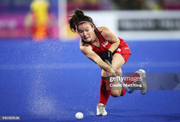 Laura Unsworth of England passes during Women's Semi Final Hockey match between England and New Zealand on day eight of the Gold Coast 2018...