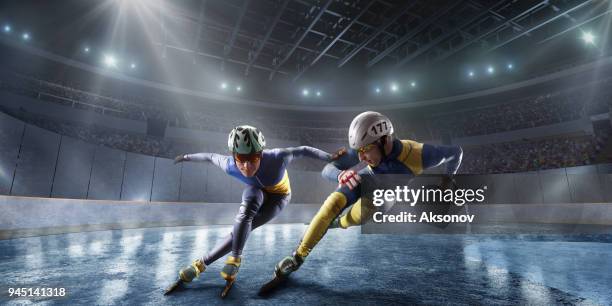 los atletas de pista corta deslicen en arena de hielo profesional. caída de un patinador - ice skate fotografías e imágenes de stock