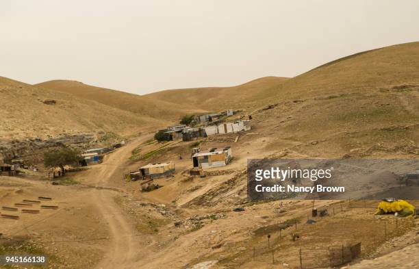 nomadic arab bedouin village in the judean desert near jerusalem in israel. - jeedens öken bildbanksfoton och bilder