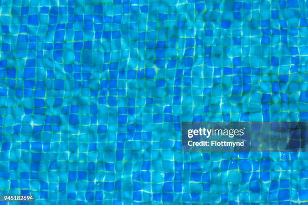 tiled bottom of a swimming pool - at the bottom of 個照片及圖片檔