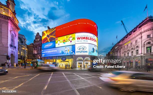 piccadilly circus in london at night. - piccadilly circus stock-fotos und bilder
