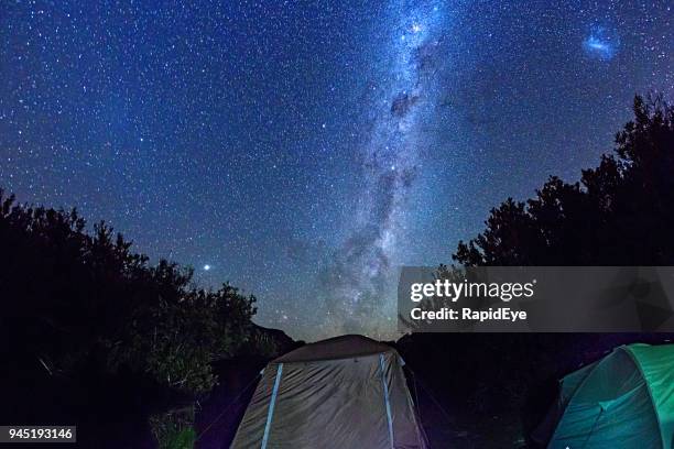 sternenhimmel über zelte in campingplatz - cederberg gebirge stock-fotos und bilder