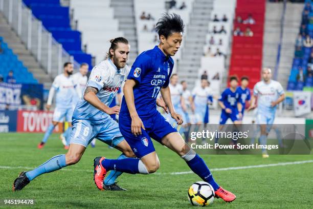 Kim Jong-Woo of Suwon Samsung Bluewings fights for the ball with Joshua Brillante of Sydney FC during the AFC Champions League 2018 Group H match...