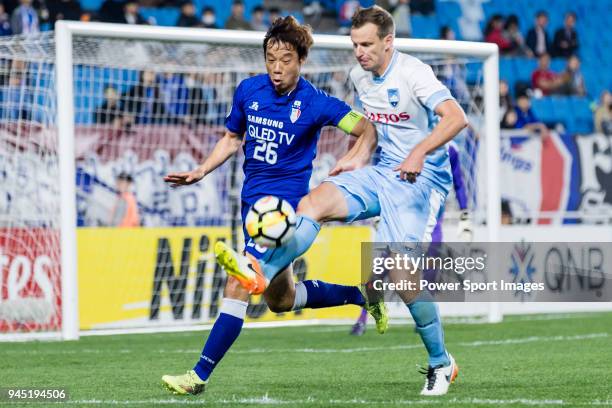 Yeom Ki-Hun of Suwon Samsung Bluewings fights for the ball with Alex Wilkinson of Sydney FC in action during the AFC Champions League 2018 Group H...