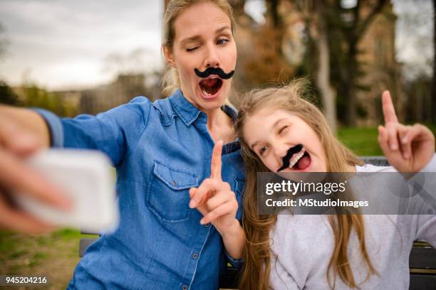 autofoto tiempo. - poner caras fotografías e imágenes de stock