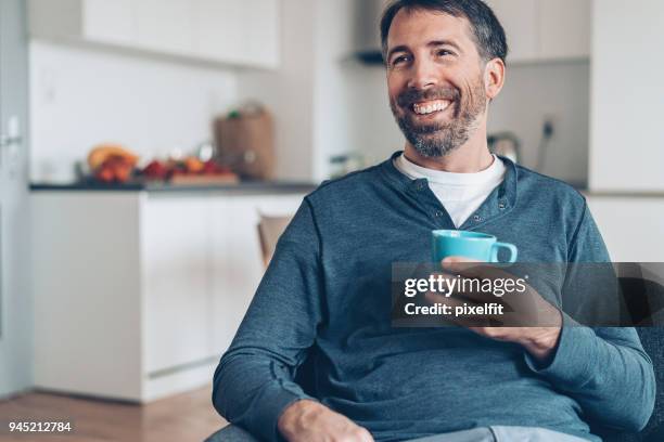 glücklicher mann kaffee zu hause trinken - portrait älter trinken stock-fotos und bilder