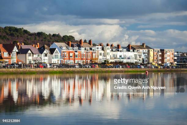 uk, england, merseyside, wirral: housing at west kirby marine lake - liverpool england stockfoto's en -beelden