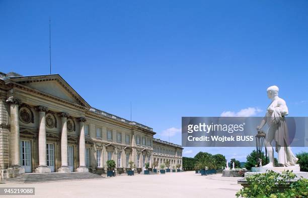 Reconstruit par Ange-Jacques Gabriel ? partir de 1751 sur l'ordre de Louis XV, achev? sous Louis XVI, le palais de Compi?gne est un chef-d-oeuvre de...