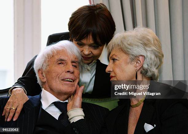 Dutch-born entertainer Johannes 'Jopi' Heesters , his daughter Nicole and his wife Simone Rethel pose during a photo call on December 16, 2009 in...
