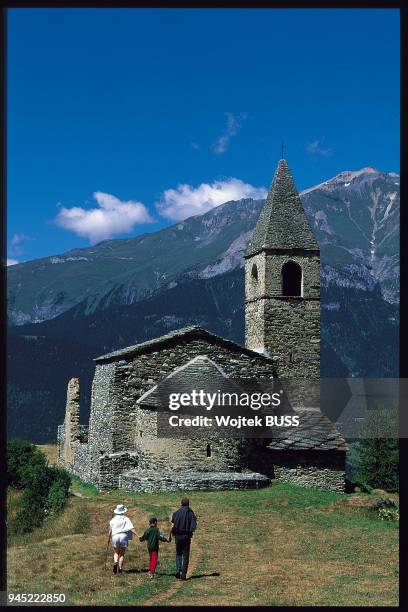 Church dating from the 10th century. La Vanoise massif in the background. Eglise datant du 10e si?cle. Massif de la Vanoise dans le fond.