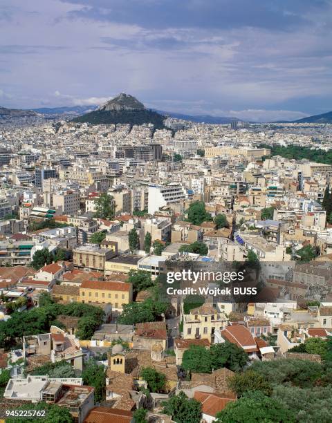 Plaka district and Likavitos hill seen from the Acropolis. Quartier de Plaka et colline de Likavitos depuis l'Acropole.