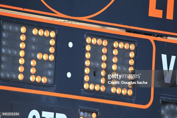 close-up of a digital clock on a large score board - digital countdown - fotografias e filmes do acervo