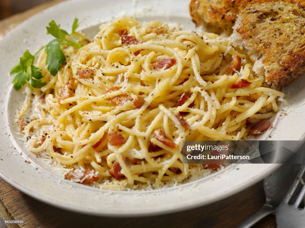 Espaguete Carbonara com pão de alho