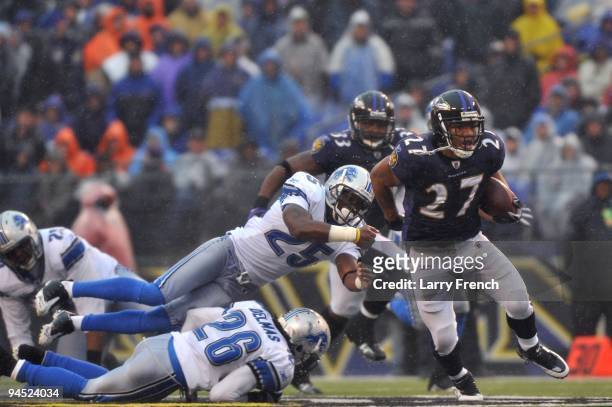 Ray Rice of the Baltimore Ravens runs the ball against the Detroit Lions at M&T Bank Stadium on December 13, 2009 in Baltimore, Maryland. The Ravens...