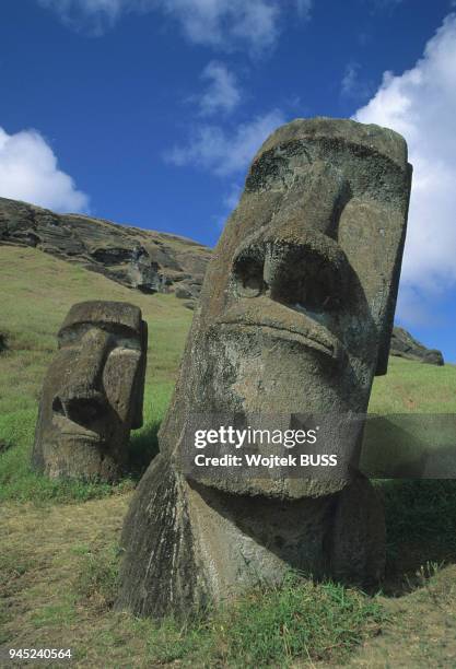 MOAI, CARRIERE ET VOLCAN DE RANO RARAKU, ILE DE PAQUES.