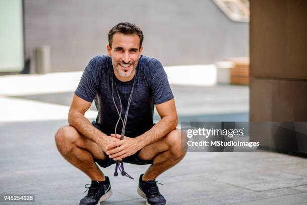 portrait d’un homme sportif fatigué. - jumping rope on white photos et images de collection