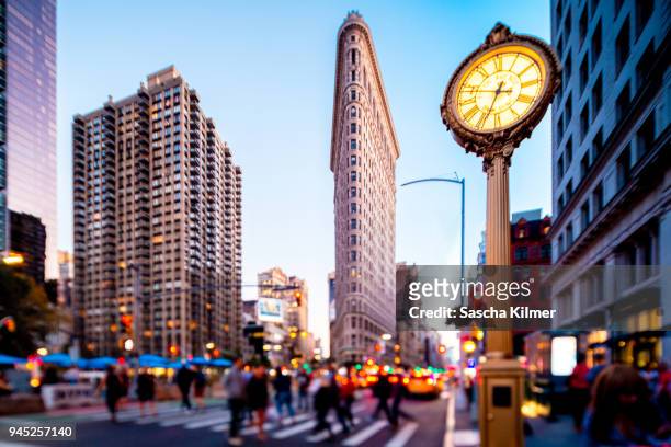 crowded and busy streets below flatiron building, new york - broadway manhattan fotografías e imágenes de stock