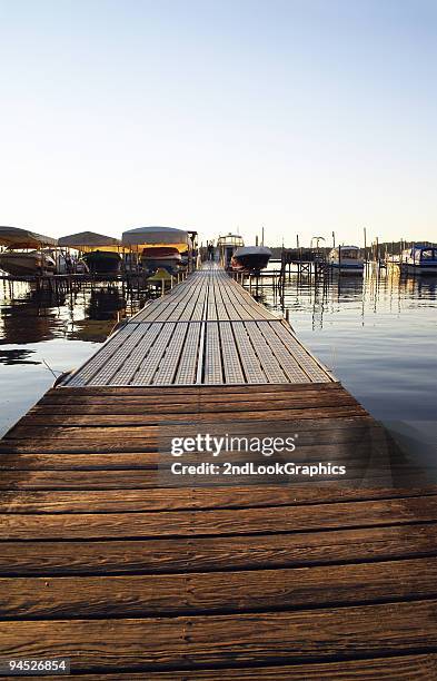 ¿qué hace muelle - aluminium boat fotografías e imágenes de stock