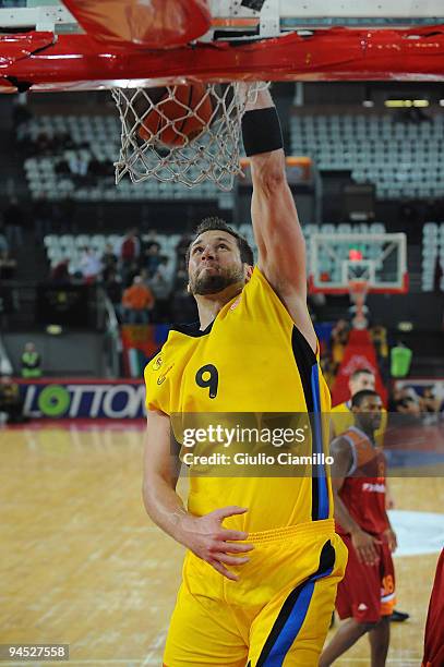 Jared Homan, #9 of Maroussi Costa Coffee dunks during the Euroleague Basketball Regular Season 2009-2010 Game Day 8 between Lottomatica Roma vs...