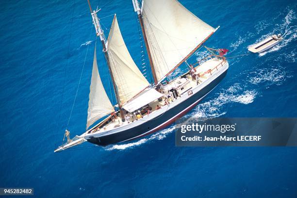 West indies aerial view sailing boat the scaramouche antilles vue aerienne bateau voilier le scaramouche.