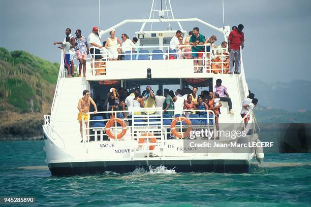 West indies martinique baignoire de josephine sea people boat antilles martinique baignoire de josephine mer personnage bateau.