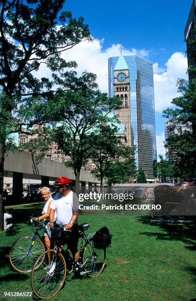 L'ANCIEN HOTEL DE VILLE ET CYCLISTE AU PIED DE NATHAN PHILIPS SQUARE,TORONTO,ONTARIO,CANADA.