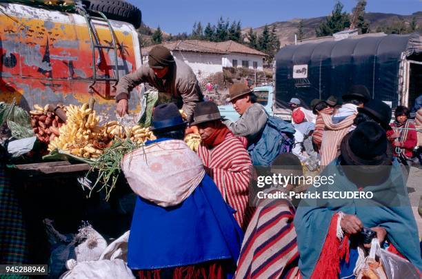 Le march? hebdomadaire de Zumbahua dans la province du Cotopaxi est l'occasion pour les populations locales d'acqu?rir des produits de zones...