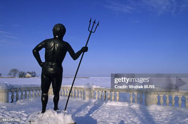 JARDIN DE PETERHOF, STATUE DE POSEIDON EN HIVER, SAINT PETERSBOURG, RUSSIE.