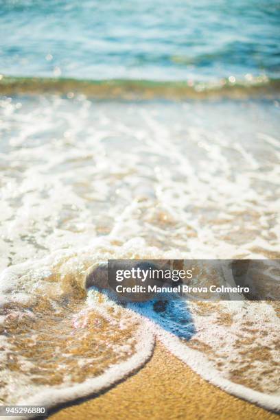 breaking wave in milos - ebbe flut stock-fotos und bilder