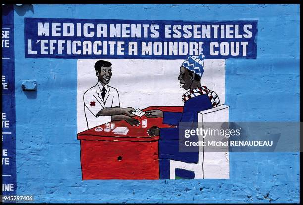 AFFICHE DE SENSIBILISATION SUR LE MUR D'UN DISPENSAIRE SENEGALAIS.