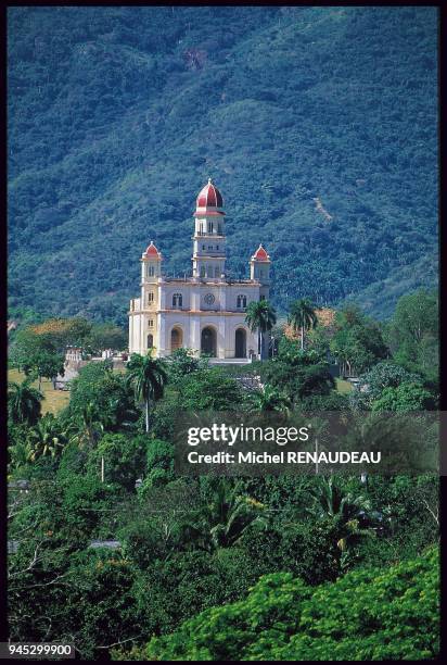 Livre "Grands Voyageurs Cuba" p.129 Basilique de la Caridad Del Cobre, haut-lieu de p?lerinage pour tous les Cubains Livre "Grands Voyageurs Cuba"...