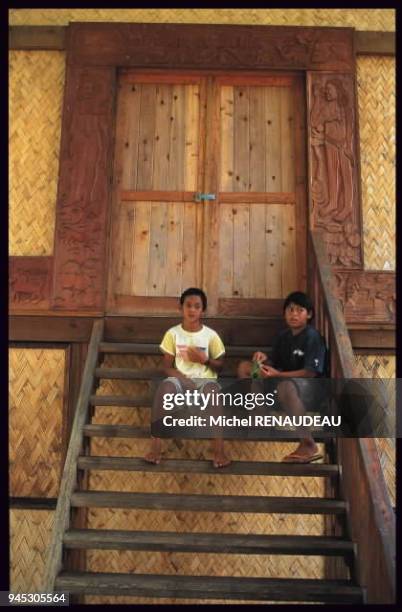 POLYNESIE/LES MARQUISES GARCONS DEVANT PORTE EN BOIS A HIVA-OA POLYNESIE/LES MARQUISES GARCONS DEVANT PORTE EN BOIS A HIVA-OA.