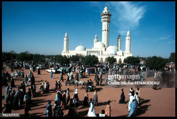 Livre "Majestueux S?n?gal", p.19 La mosqu?e de Touba, capitale spirituelle des Mourides.Le minaret principal mesure 85 m?tres. Livre "Majestueux...