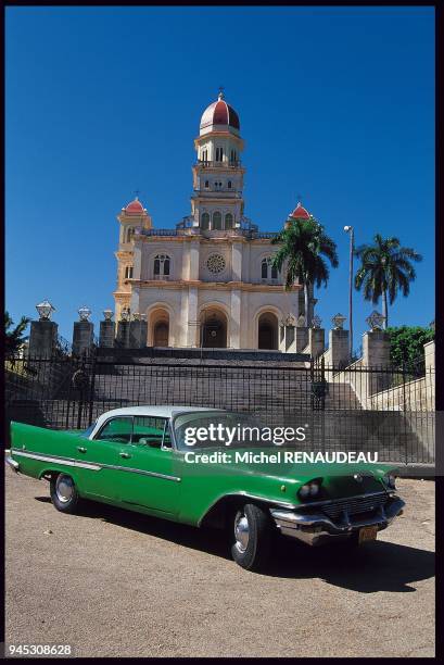 Voiture Am?ricaine aux pieds de la Basilique de la Caridad del Cobre Voiture Am?ricaine aux pieds de la Basilique de la Caridad del Cobre.