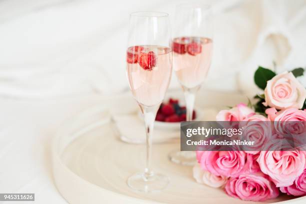 frühstück im bett - schaumwein stock-fotos und bilder