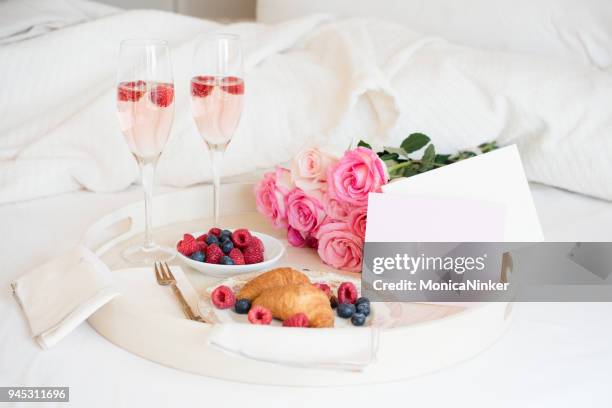 frühstück im bett  - rose wine stock-fotos und bilder
