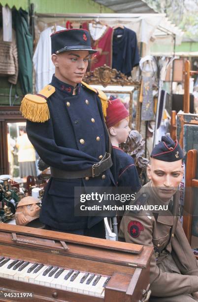 Mannequins militaire, brocante, chatou.