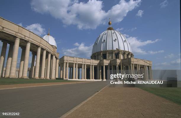 COTE D'IVOIRE ,YAMOUSSOUKRO, BASILQUE DE LA PAIX POUR LES CATHOLIQUE S DE COTE D'IVOIRE ,VOULU PAR LE PRESIDENT FELIX HOUPHOUET -BOIGNY,CONSTRUITE...