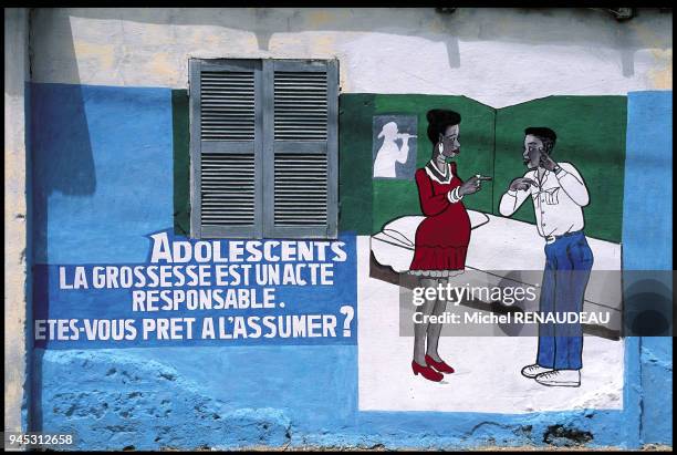 AFFICHE DE SENSIBILISATION SUR LE MUR D'UN DISPENSAIRE SENEGALAIS.