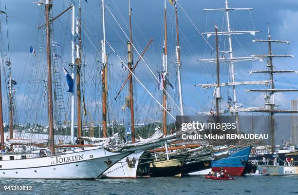 Tous les quatres ans les villes de Brest et de Douarnenez organisent le rassemblement de plus de deux milles Vieux Gr?ments et voiliers en bois du...