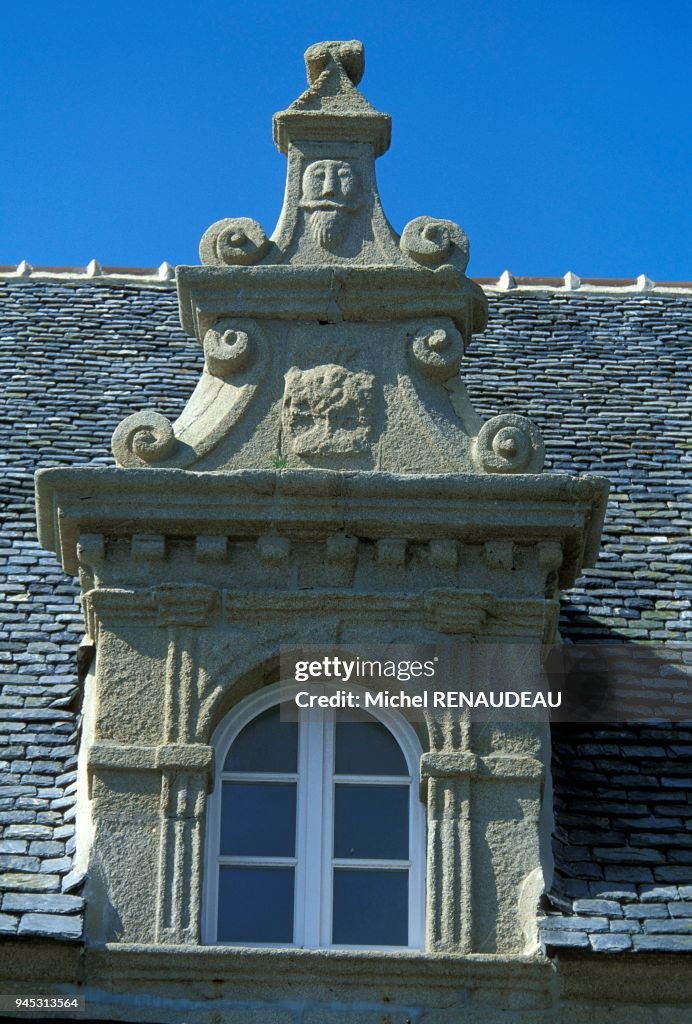 ROSCOFF , D?coration en bas relief sur la maison de riche armateur , Finistere (29)