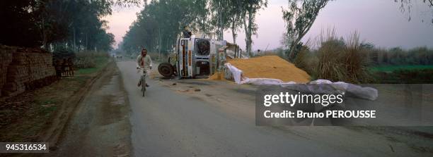 Grand Trunk Road est le nom anglais de la grande route transcontinentale qui traverse l'Inde d'Est en Ouest. Elle relie Amritsar au Penjab ?...