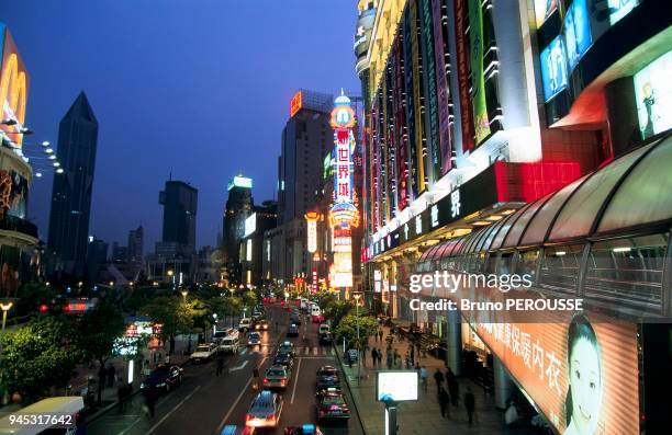 Main shopping street. Principale rue commercante.