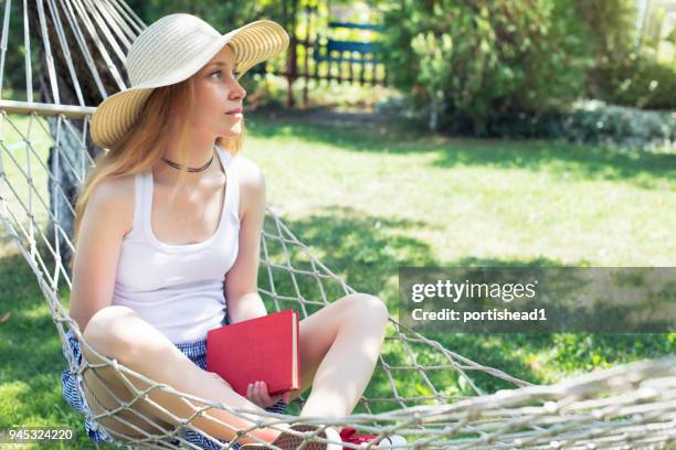 mädchen ruhen auf der hängematte - girls sunbathing stock-fotos und bilder